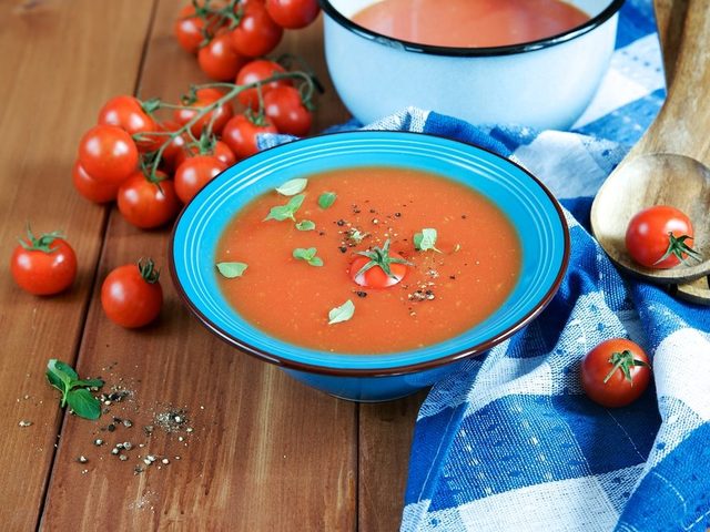 Как приготовить холодный суп гаспачо с помидорами в домашних условиях? Как традиционно подают суп гаспачо?