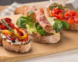 Итальянская закуска — брускетта: 25 лучших рецептов вкусной брускетты