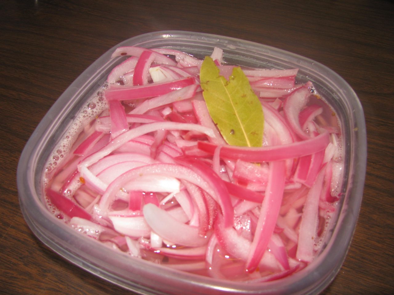 Мариновать лук с зеленью