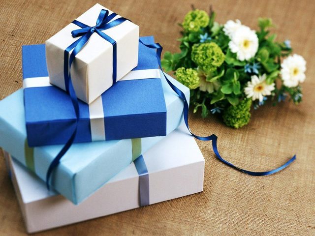Что подарить на свадьбу? Оригинальные, прикольные и необычные подарки в день свадьбы молодоженам от друзей: лучшие идеи