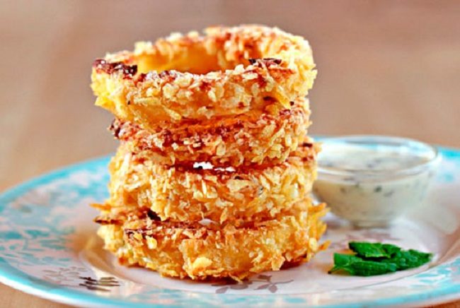Запеченные в духовке луковые кольца — менее жирный, но не менее вкусный вариант любимой закуски