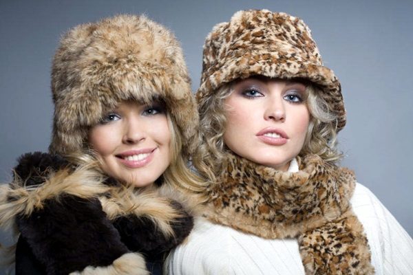 Модные модели вязаных, меховых и фетровых шапок для женщин - шарф и шапка в одном тоне