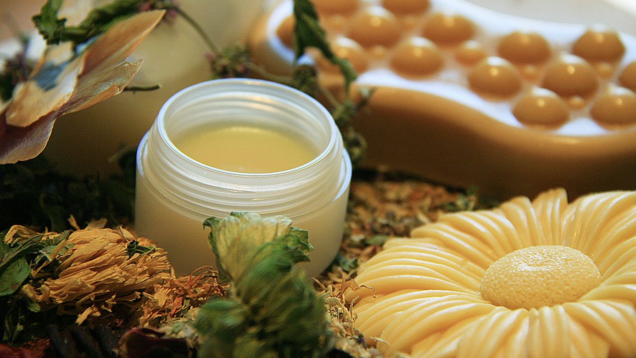 Мазь из календулы в открытой баночке