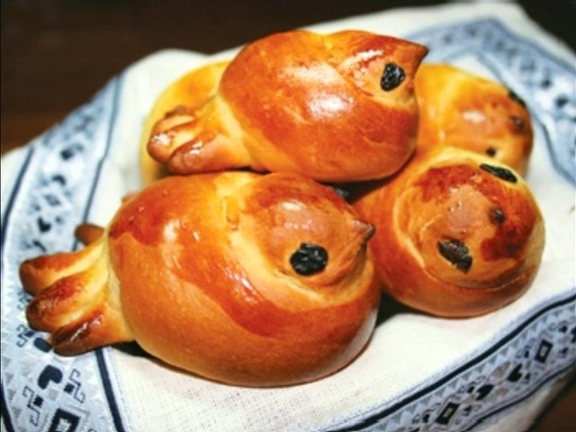 Жаворонки из теста. Рецепты жаворонков из постного, дрожжевого, песочного, сдобного, пресного и соленого теста