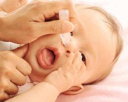 Как вылечить насморк у грудного ребенка? Что делать при насморке у грудничка с температурой и без нее?