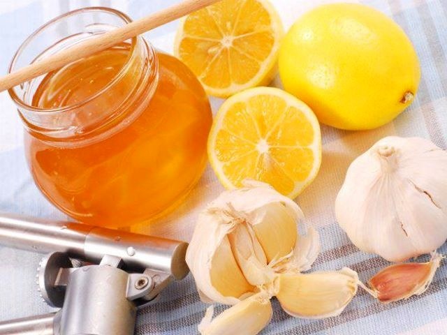 Смесь из меда, чеснока и лимона на пользу организму.