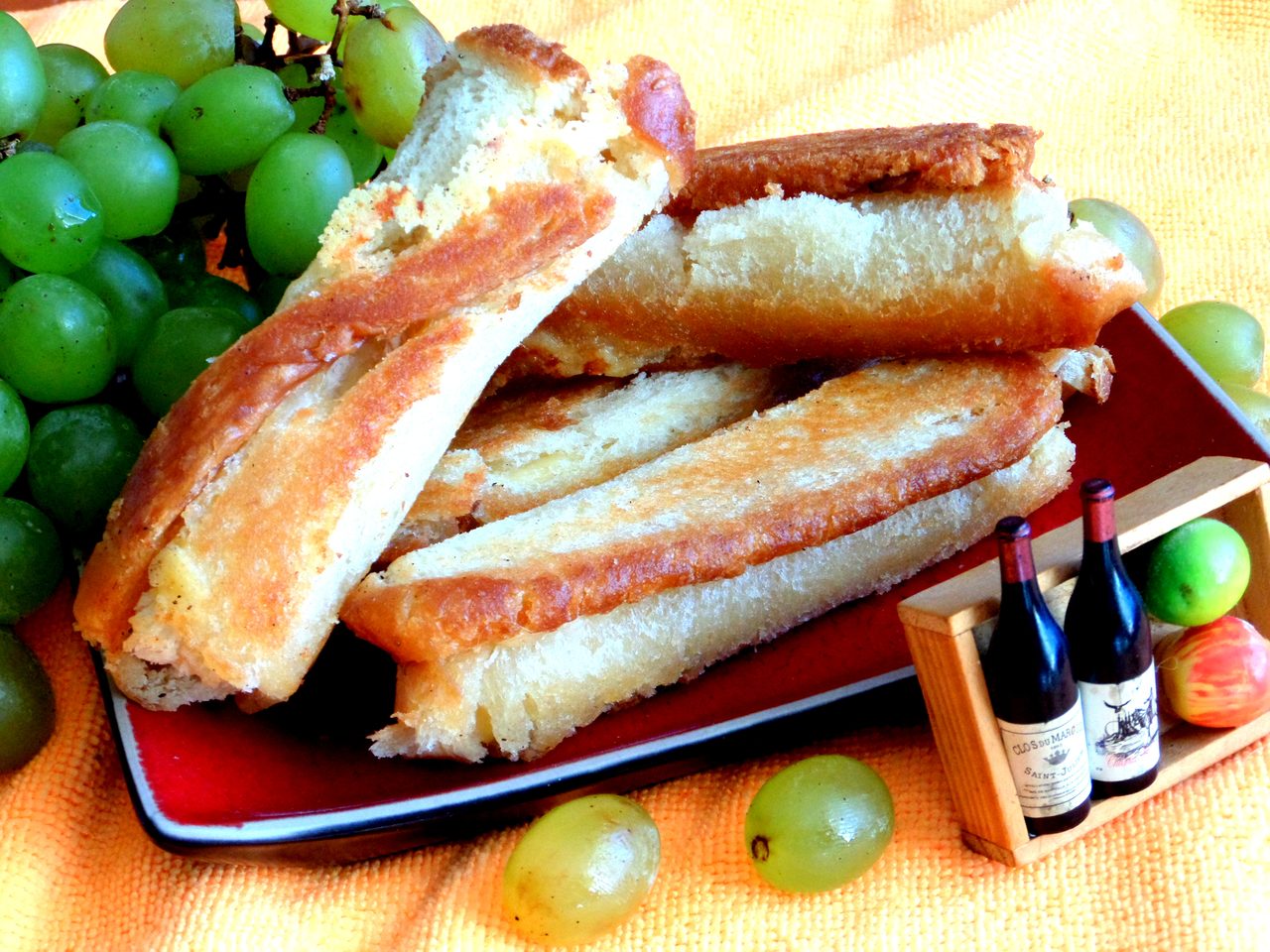Черный хлеб с чесноком сыром
