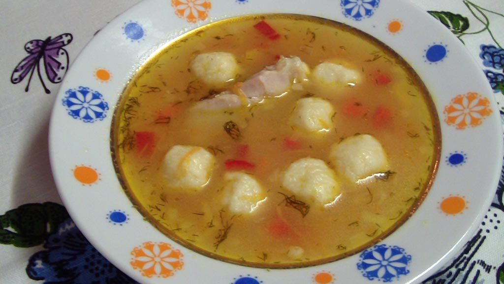 Суп овощной с сырными клецками.
