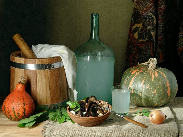 Как очистить самогон домашними способами от запаха и сивушных масел? Технология очистки самогона в домашних условиях активированным углем, водой, марганцовкой, содой, солью, фильтром, хлебом, яйцом