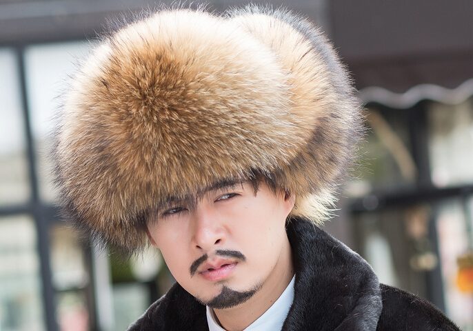 Мода на вязаные и меховые шапки для мужчин - шапки для всех
