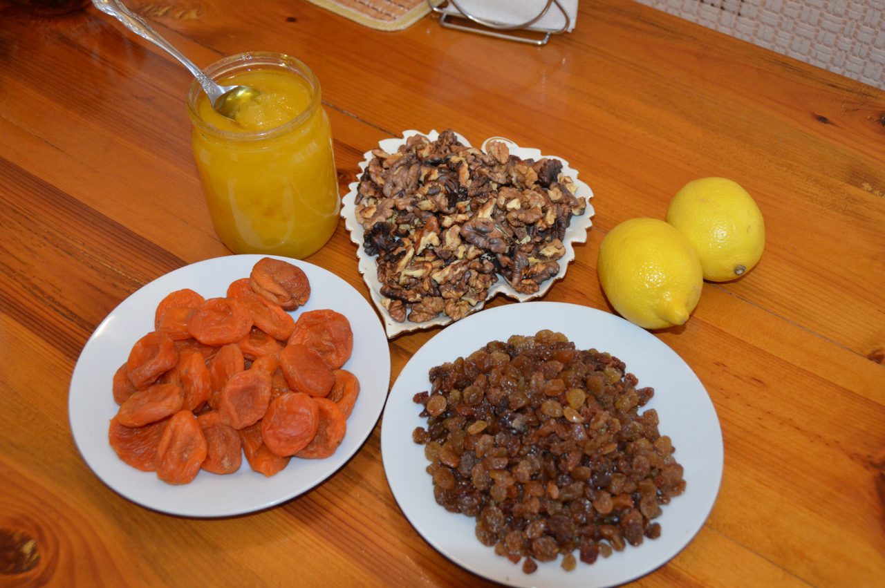 Классическая смесь - сухофрукты, орехи, лимон и мед.
