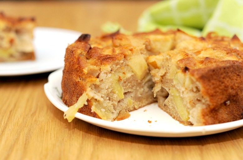 Шарлотка с какао и яблоками.
