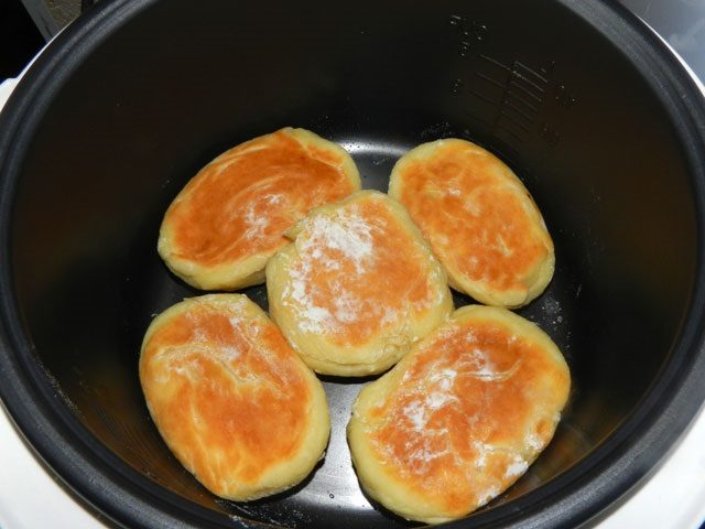 Сырники, выпеченные в мультиварке.