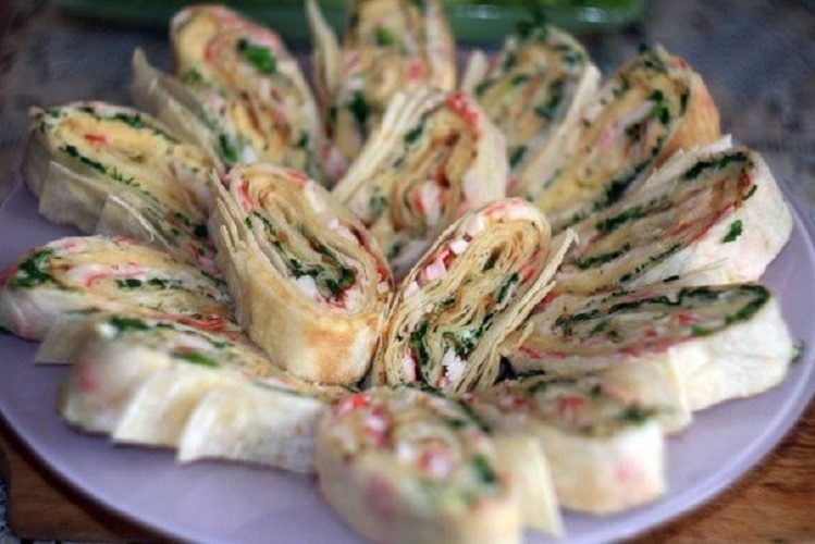 Рулеты с крабовыми палочками