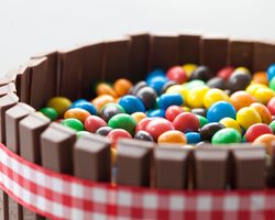 Как сделать оригинальный торт из конфет и сока? Как сделать торт из конфет для мальчика, девочки, мужчины и женщины