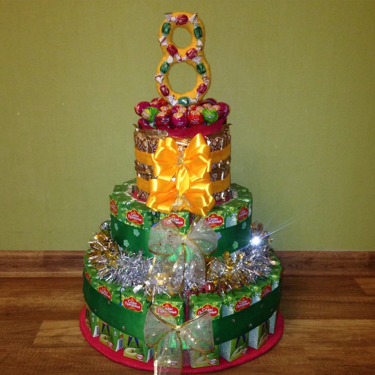Именинный торт из сладостей и соков на 8 лет ребенку.