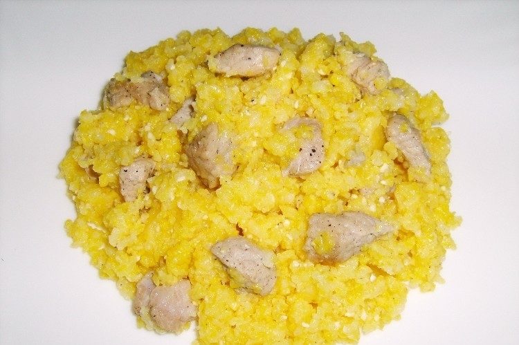 Кукурузная каша с мясом.
