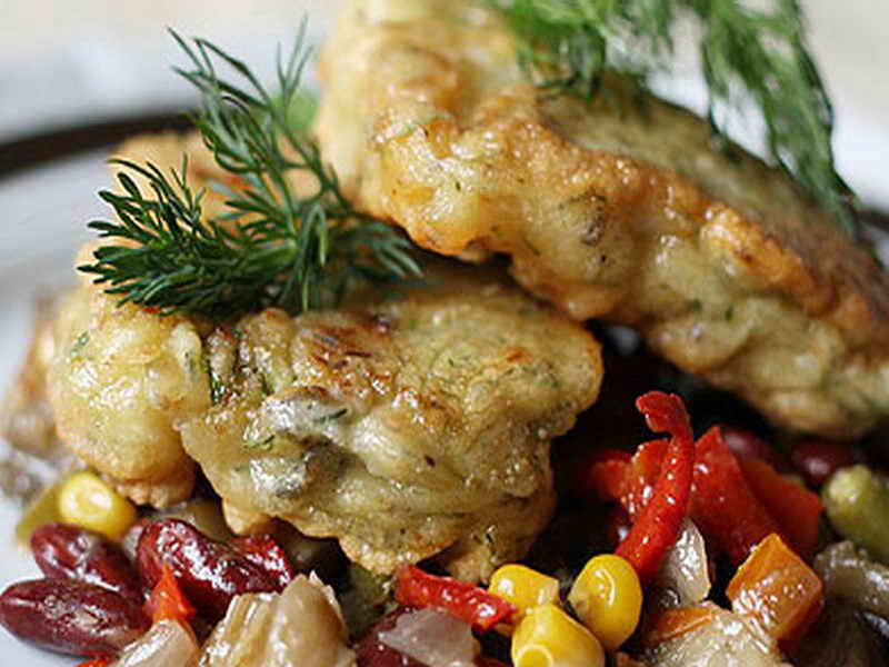 Рыбные кусочки, сервированные консервированными овощами