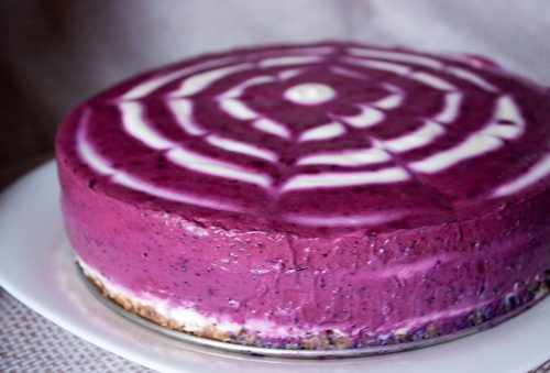 Аппетитный черничный торт.