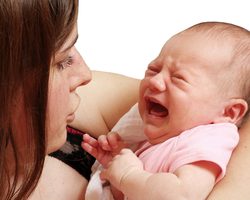 Почему ребенок плачет, когда просыпается, когда хочет спать и писать? Ребенок плачет в коляске, после купания, после кормления: причины