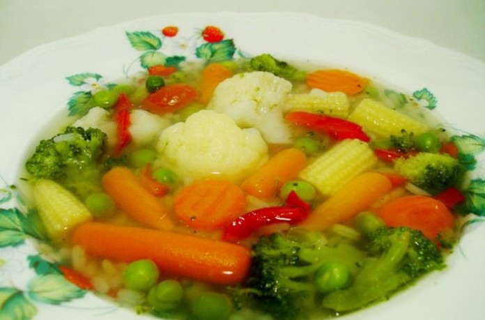 Диетический куриный суп с овощами.