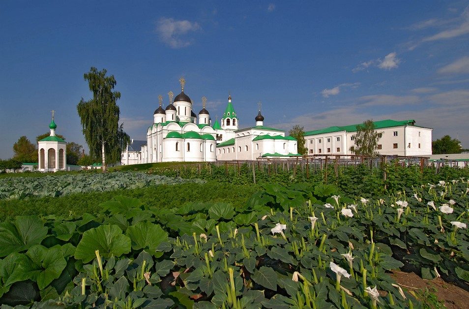 Монастырь утопает в зелени