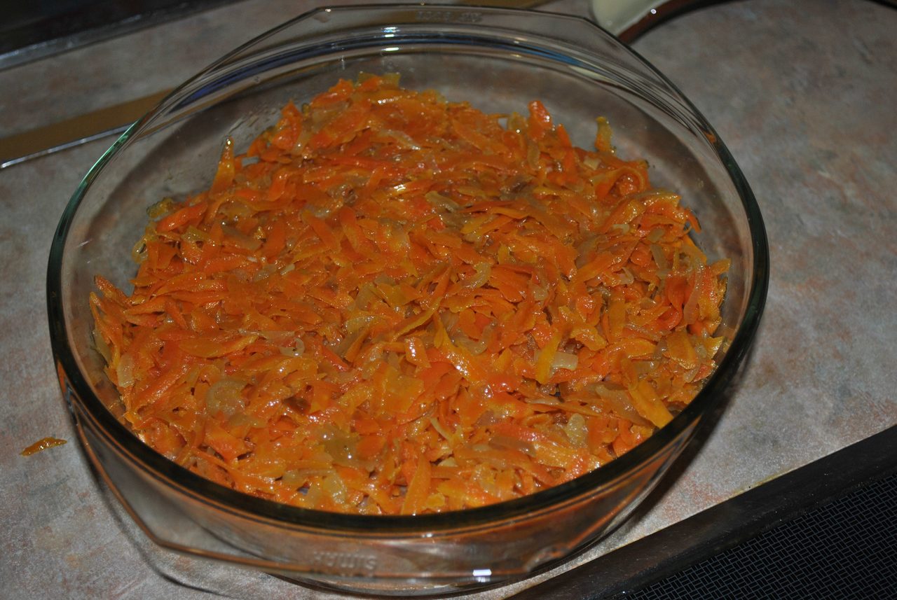 Сладкий салат с морковью, яблоками и изюмом.