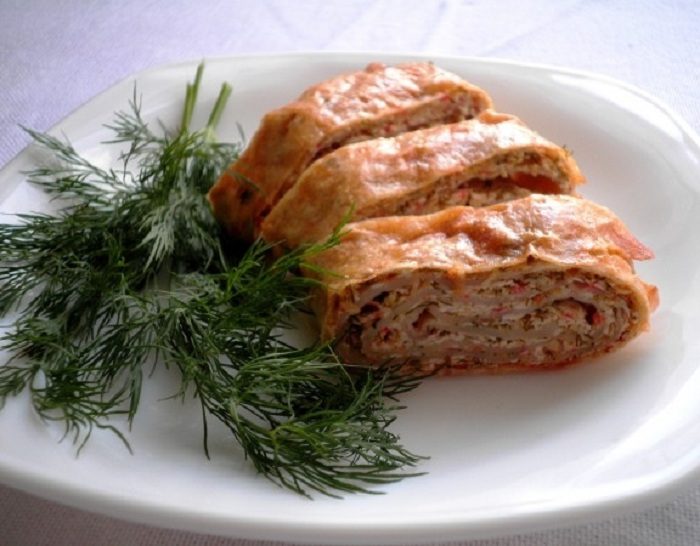 Рулет с крабовыми палочками в духовке
