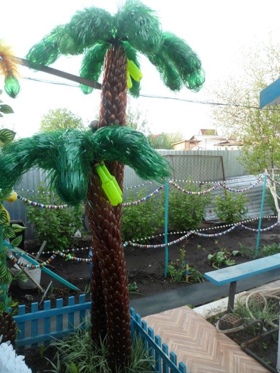 В результате получатся вот такие пальмы из бутылок
