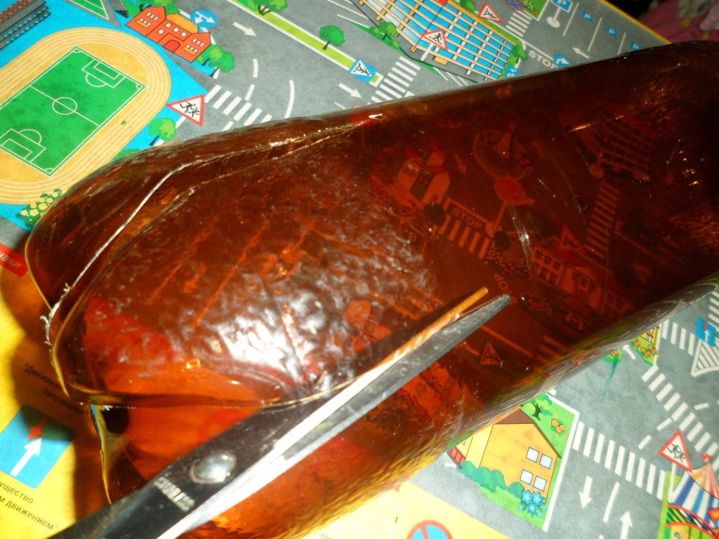 Для пальмы из пластиковых бутылок на бутылке для ствола нужно сделать разрезы