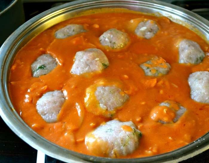Тефтели с капустой, уложенные в соус для тушения (без предварительного обжаривания)