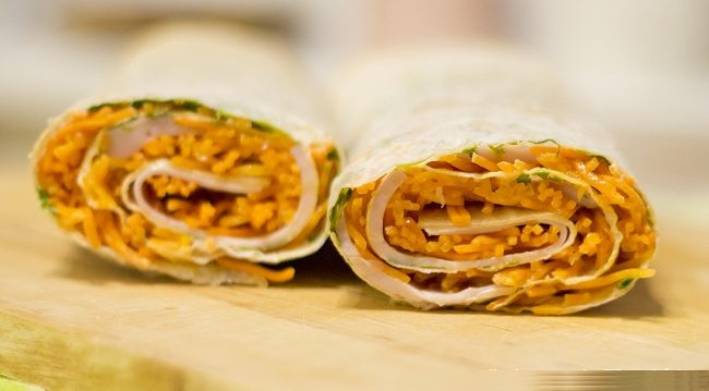 Рулет из лаваша с корейской морковью и ветчиной