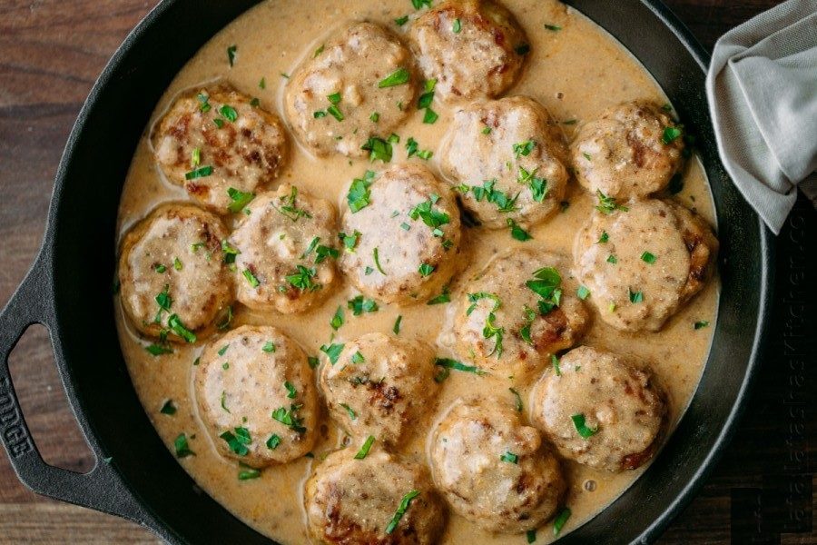 Тефтели из куриного фарша с рисом в сливочном соусе: вариант подачи