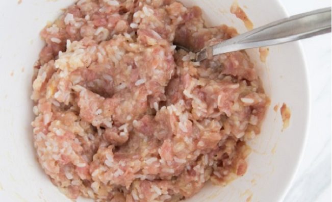 Тефтели из куриного фарша с рисом в сливочном соусе: подготовка фарша