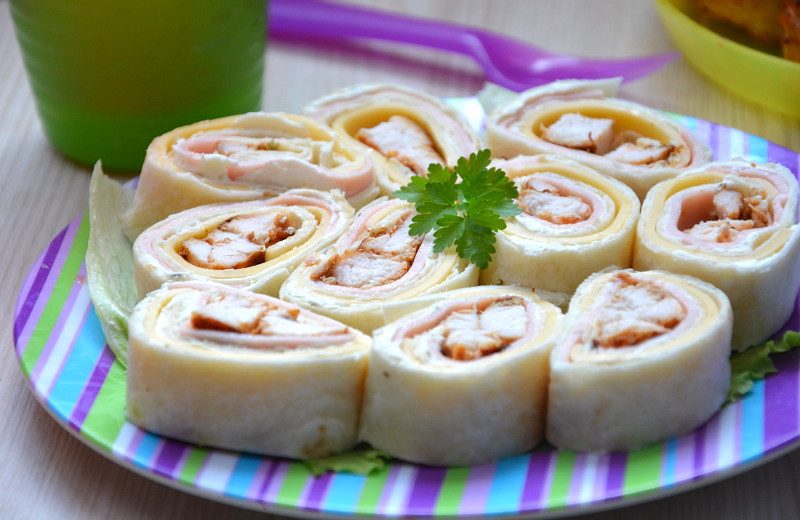 Рулет из лаваша с курицей, ветчиной и сыром: вариант подачи