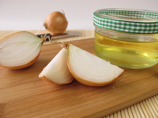 Лук с медом помогают от колики.