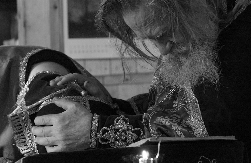 Батюшка молится за кающегося во время исповеди