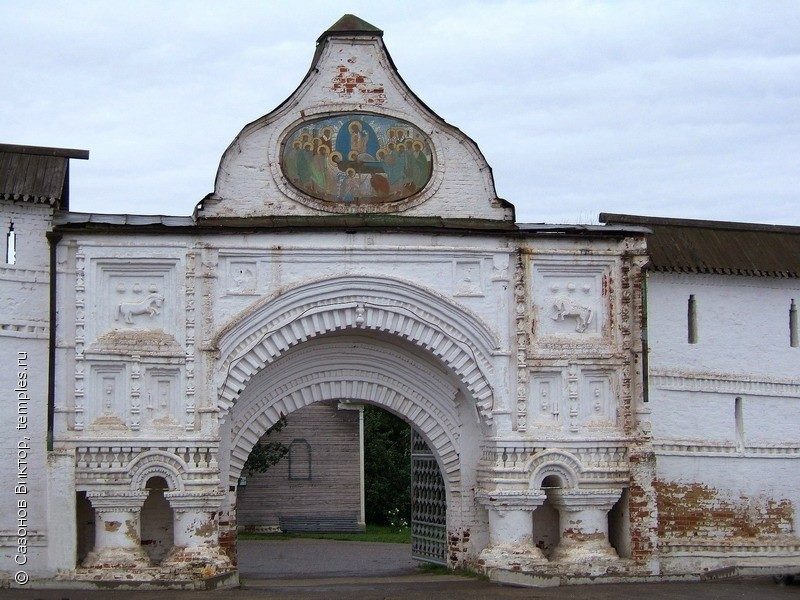 Проездные ворота при монастыре