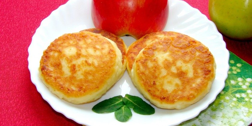 У сырников с яблоками оригинальный приятный вкус.