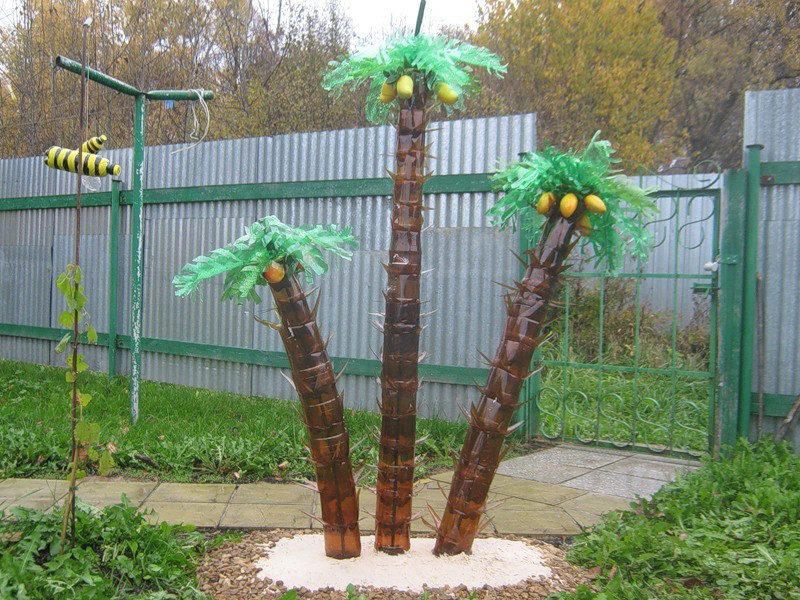 Вот такой получается пальма из бутылок