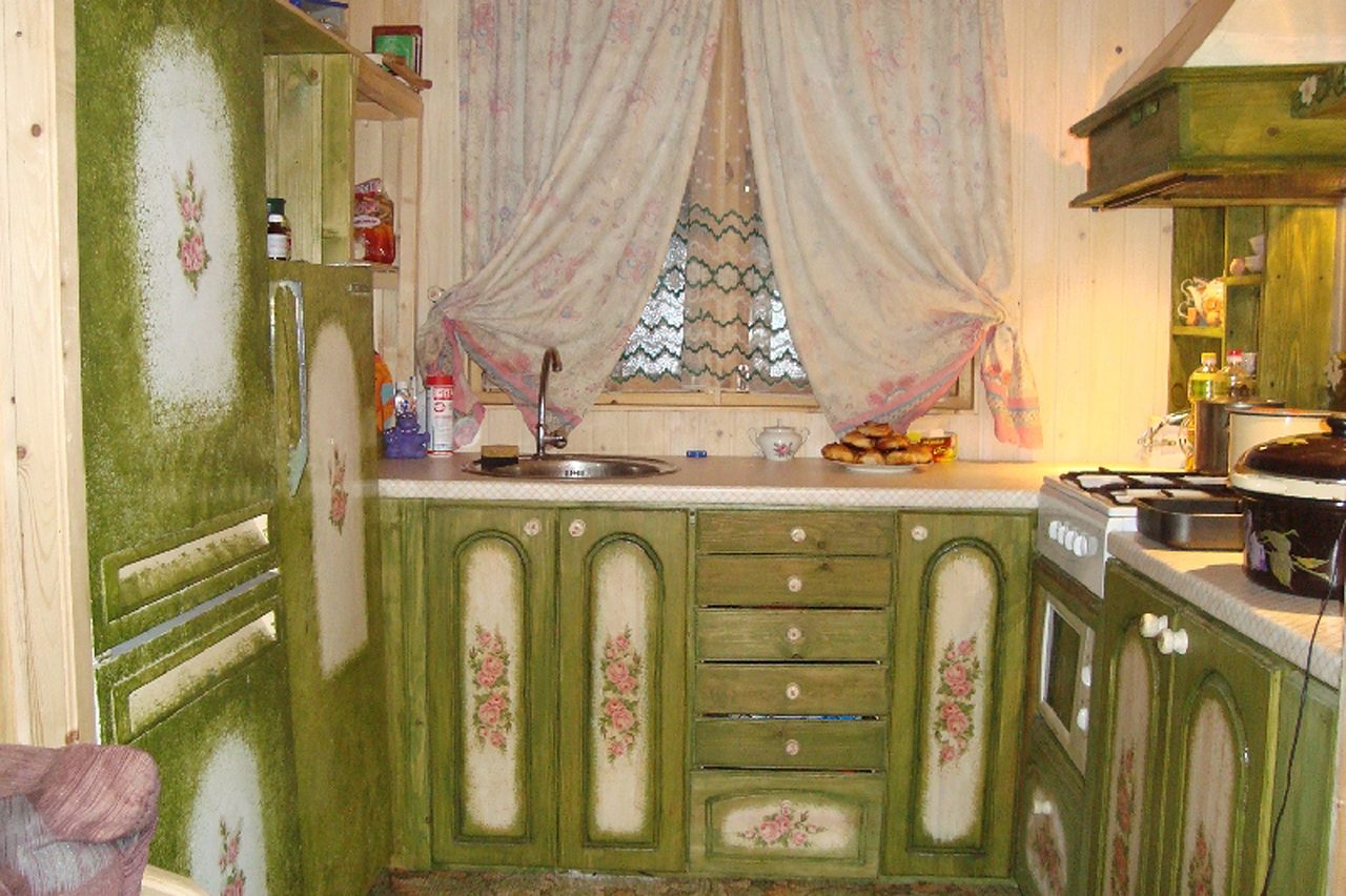 Уютный вариант декупажа кухни