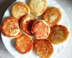 Как правильно готовить вкусные, пышные и нежные сырники в духовке и мультиварке? Как готовить сырники с бананом, яблоком, отрубями?