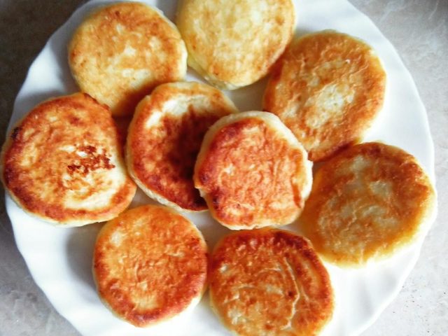Как правильно готовить вкусные, пышные и нежные сырники в духовке и мультиварке? Как готовить сырники с бананом, яблоком, отрубями?