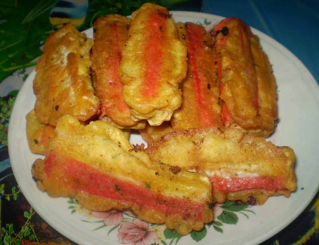 Крабовые палочки, приготовленные в яично-молочном кляре