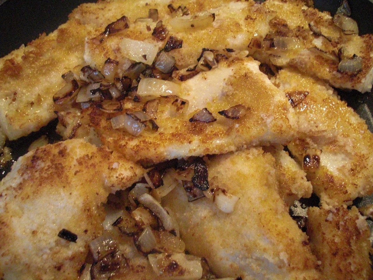 Рыбные ломтики с луковой панировкой