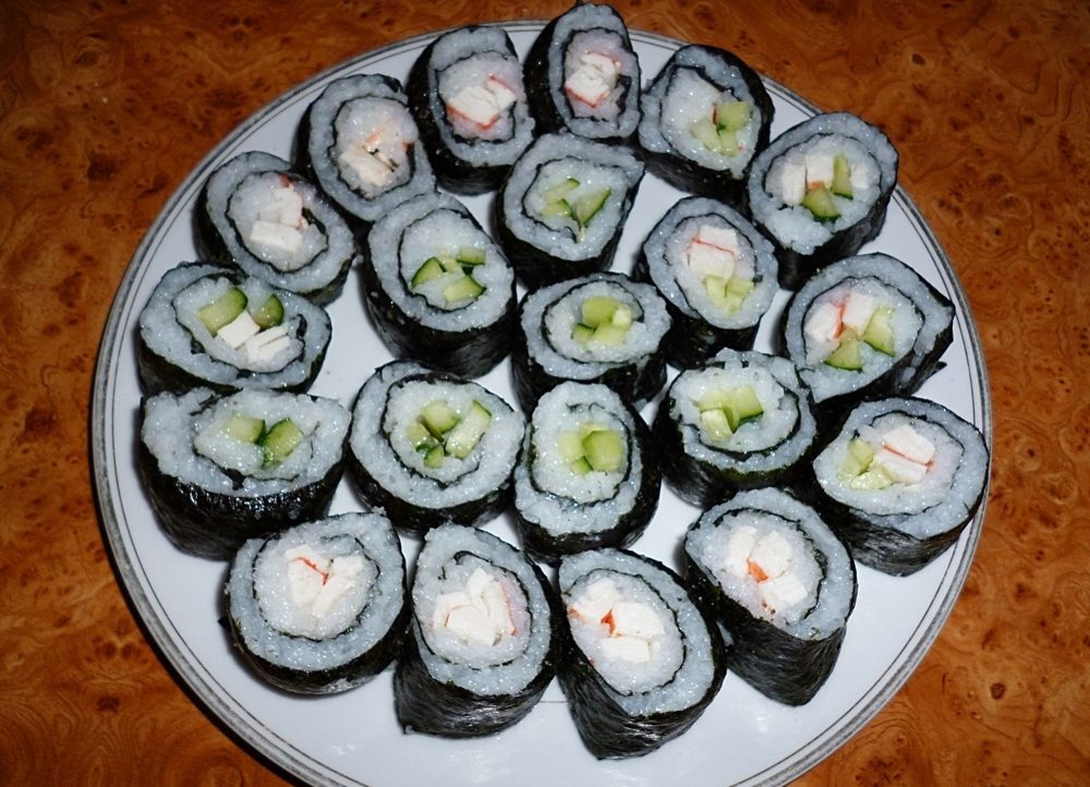 Домашние роллы с огурцом и крабовыми палочками.