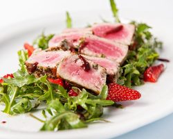 Рецепты блюд из рукколы с фото. Как вкусно приготовить салат из рукколы с сыром, помидорами, копченой рыбой, тунцом, креветками, куриными сердечками?