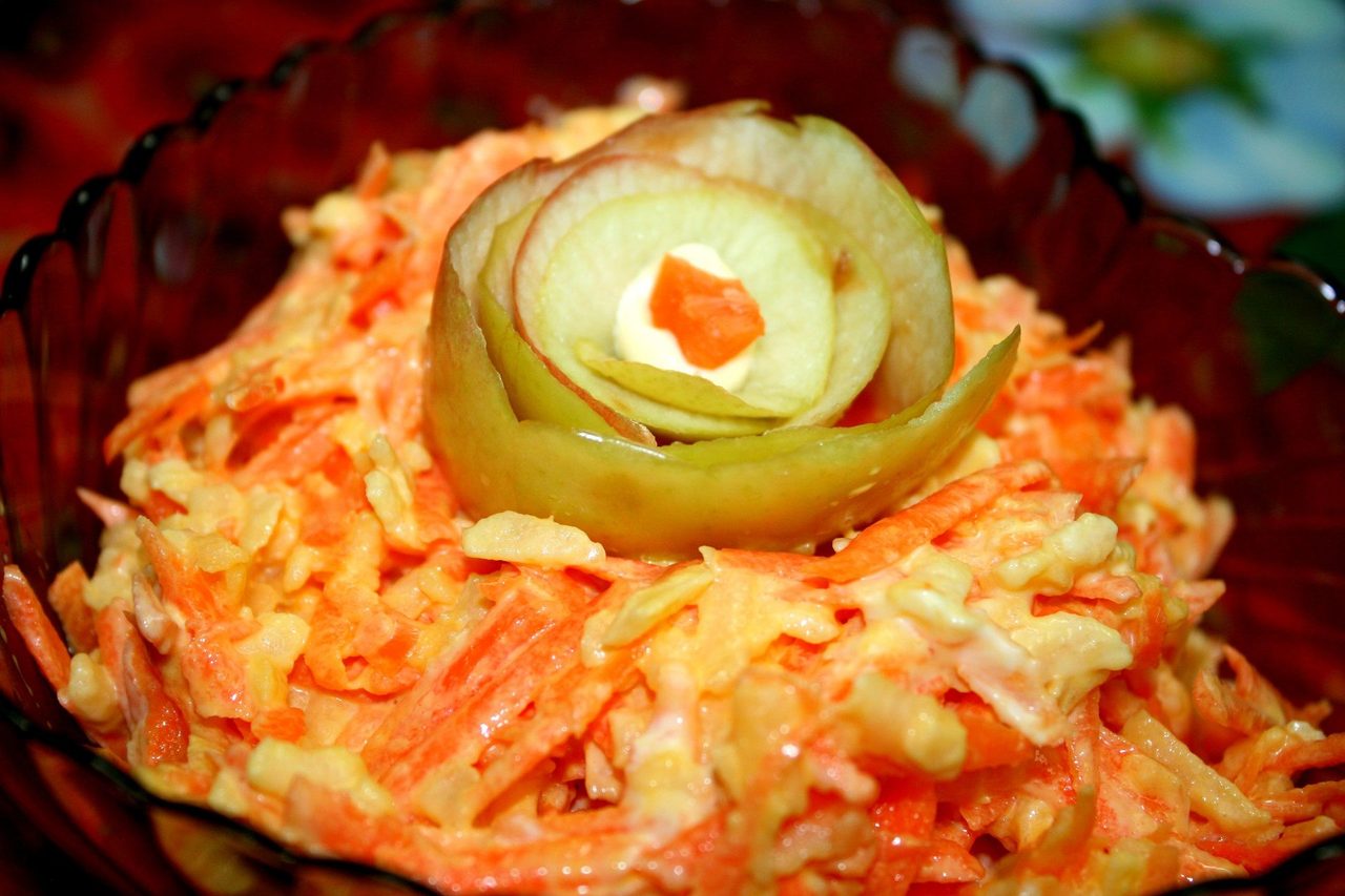 Морковно-яблочный салат.
