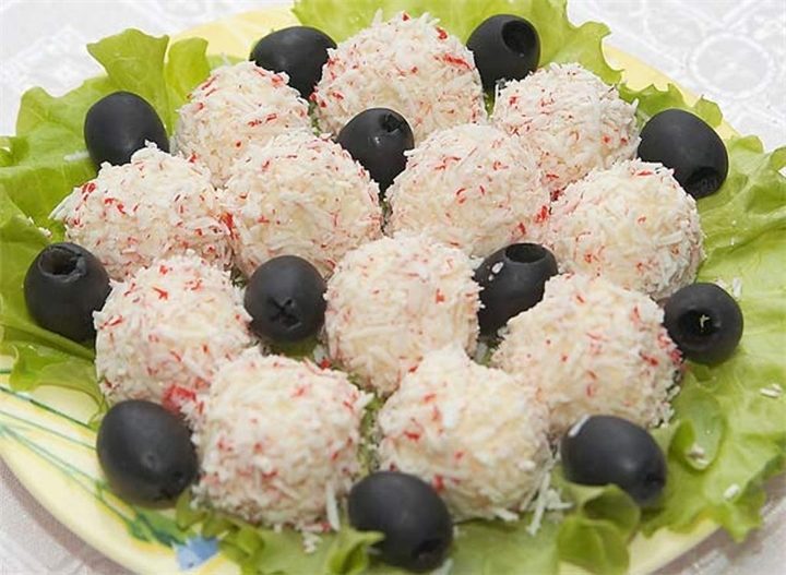 Рафаэлки из крабовых палочек украшенные маслинами