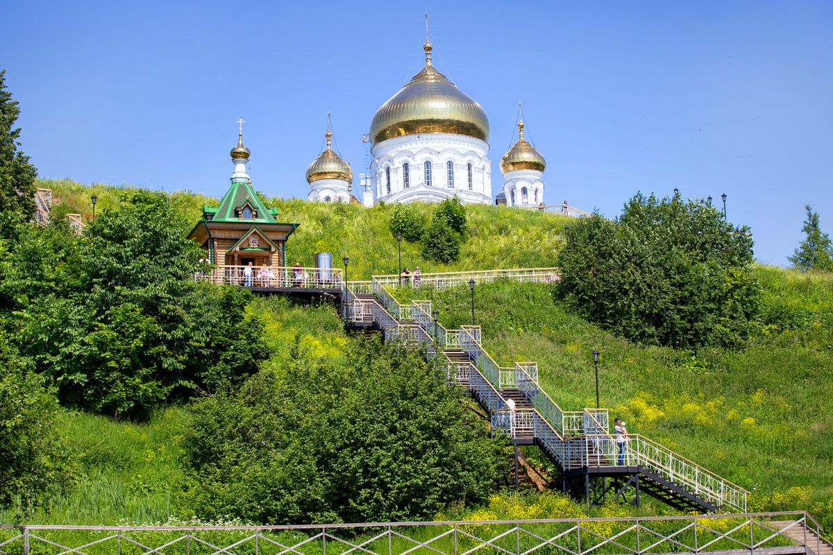 Белогорский свято-николаевский православно-миссионерский мужской монастырь в летнее время
